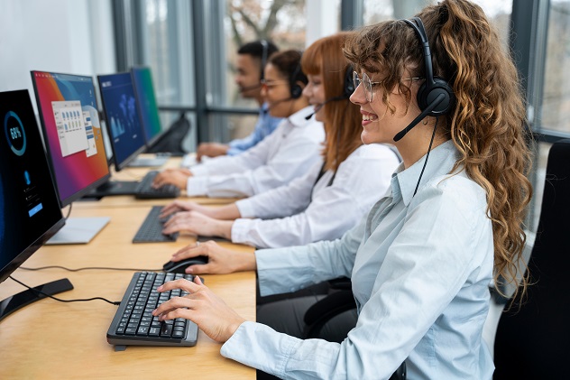 Equipe realizando atendimento aos clientes