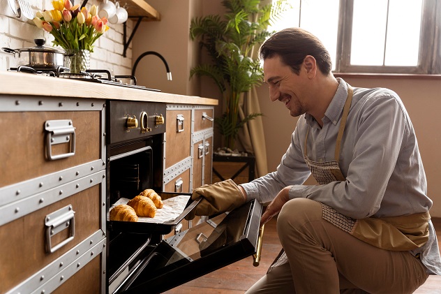 Homem utilizando gás natural em uma cozinha